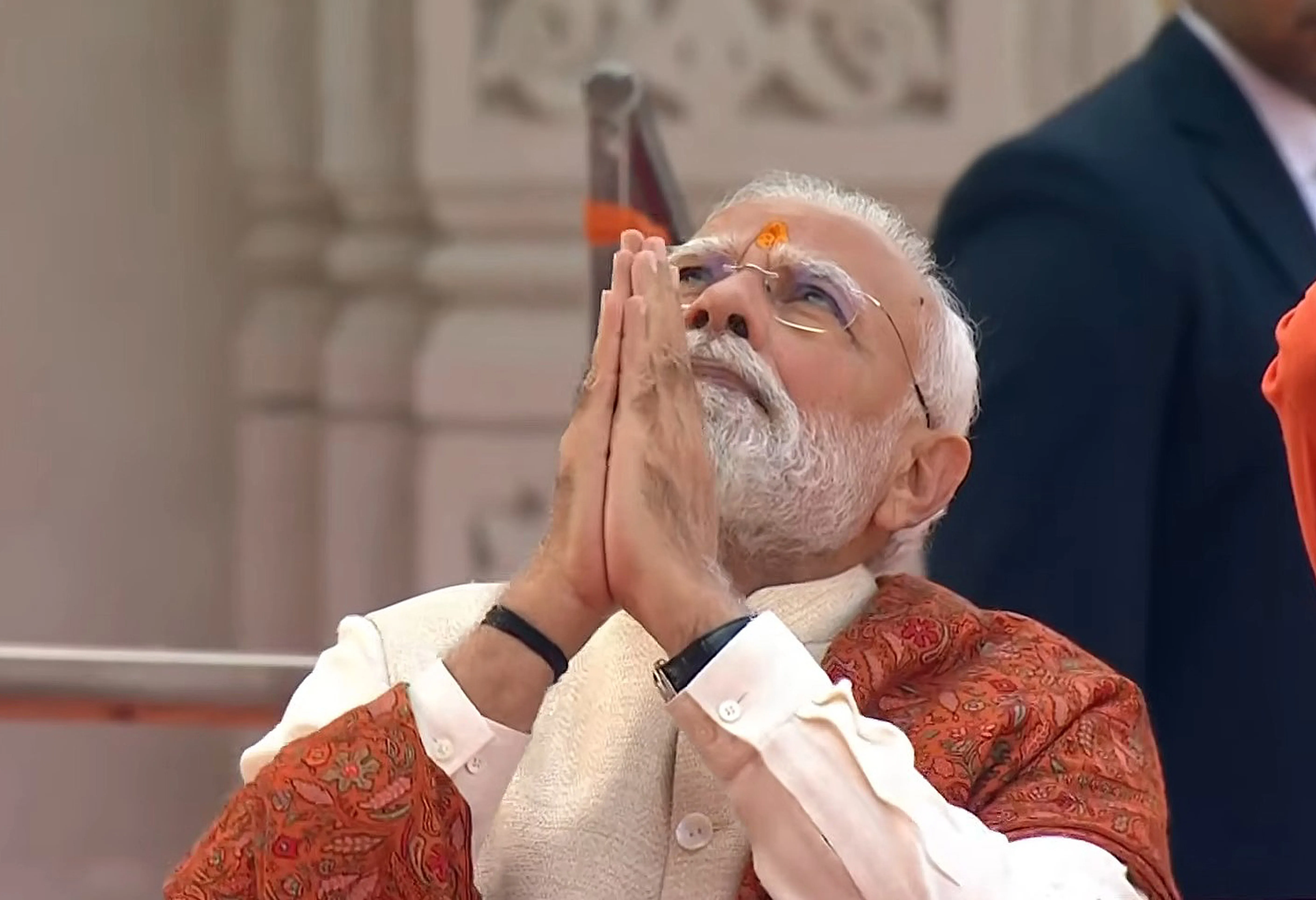 मंदिर के शिखर पर धर्मध्वज की स्थापना