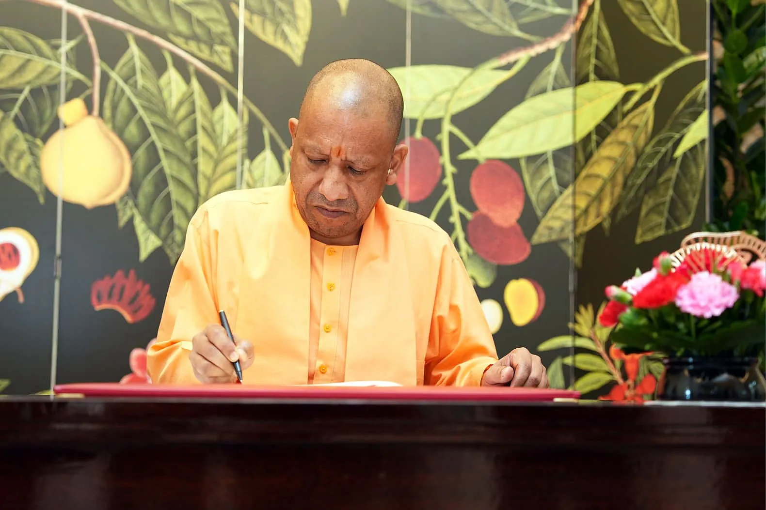 yogi-adityanath-singapore-investment-mou-up