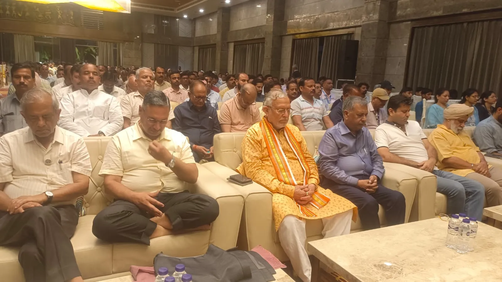 आरसी मिशन की ओर से द ग्रांड आर्क  में आयोजित ध्यान साधना शिविर में वित्तमंत्री सुरेश खन्ना, पास बैठे उद्यम माधौगोपाल अग्रवाल