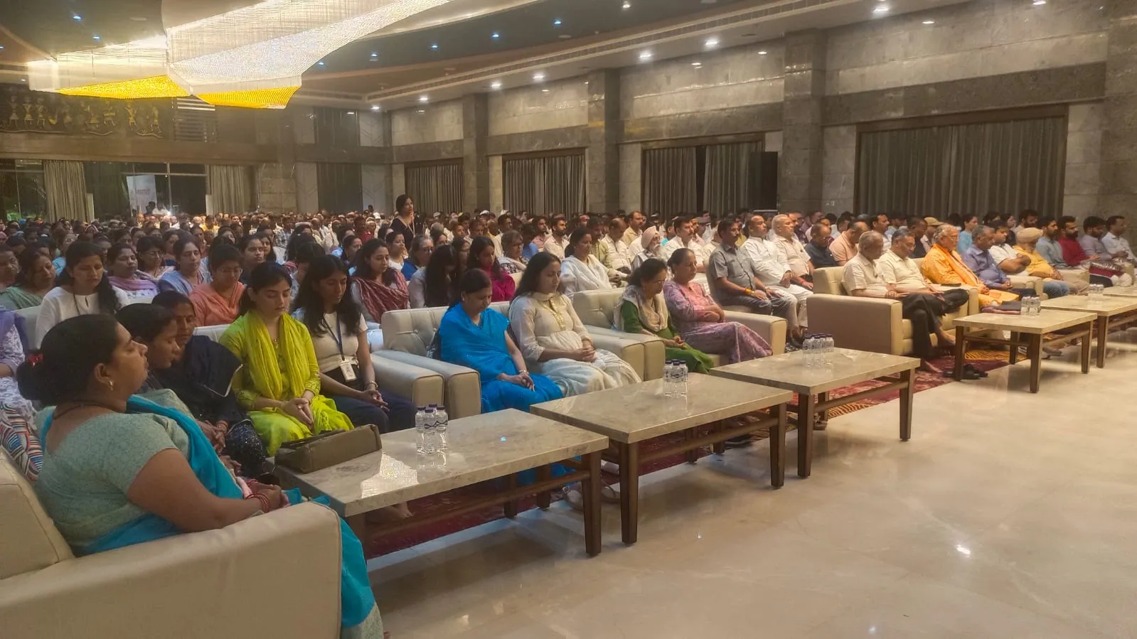 आरसी मिशन की ओर से द ग्रांड आर्क  में आयोजित ध्यान साधना शिविर में  ध्यानमग्न साधक