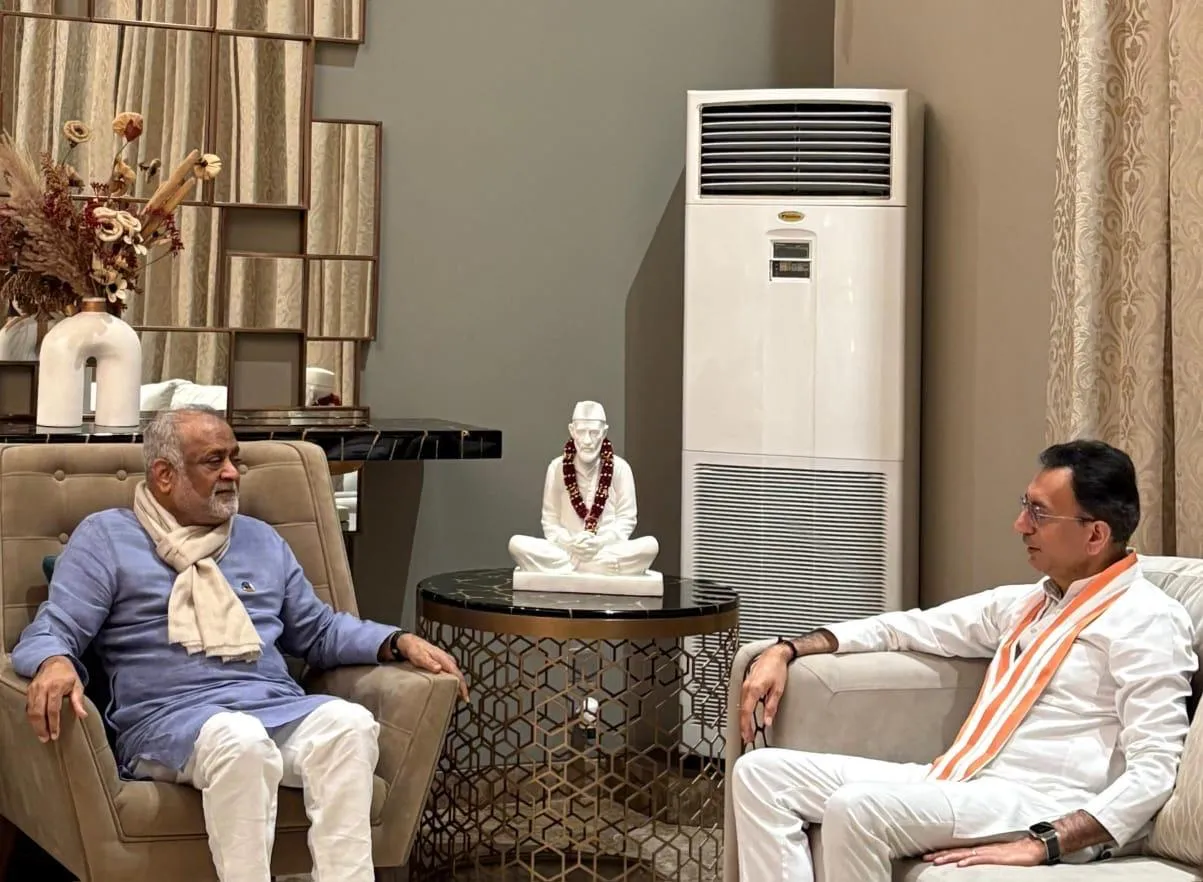 आरसी मिशन अध्यक्ष कमलेश डी पटेल दाजी से बातचीत करते केंद्रीय  मंत्री  जितिन प्रसाद