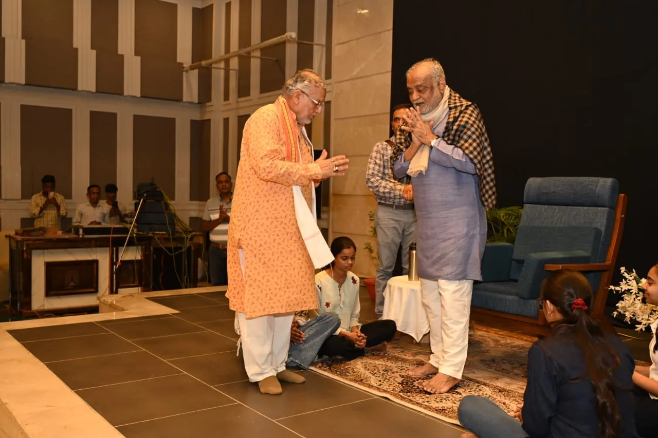 आरसी मिशन अध्यक्ष कमलेश डी पटेल का स्वागत करते वित्तमंत्री सुरेश खन्ना