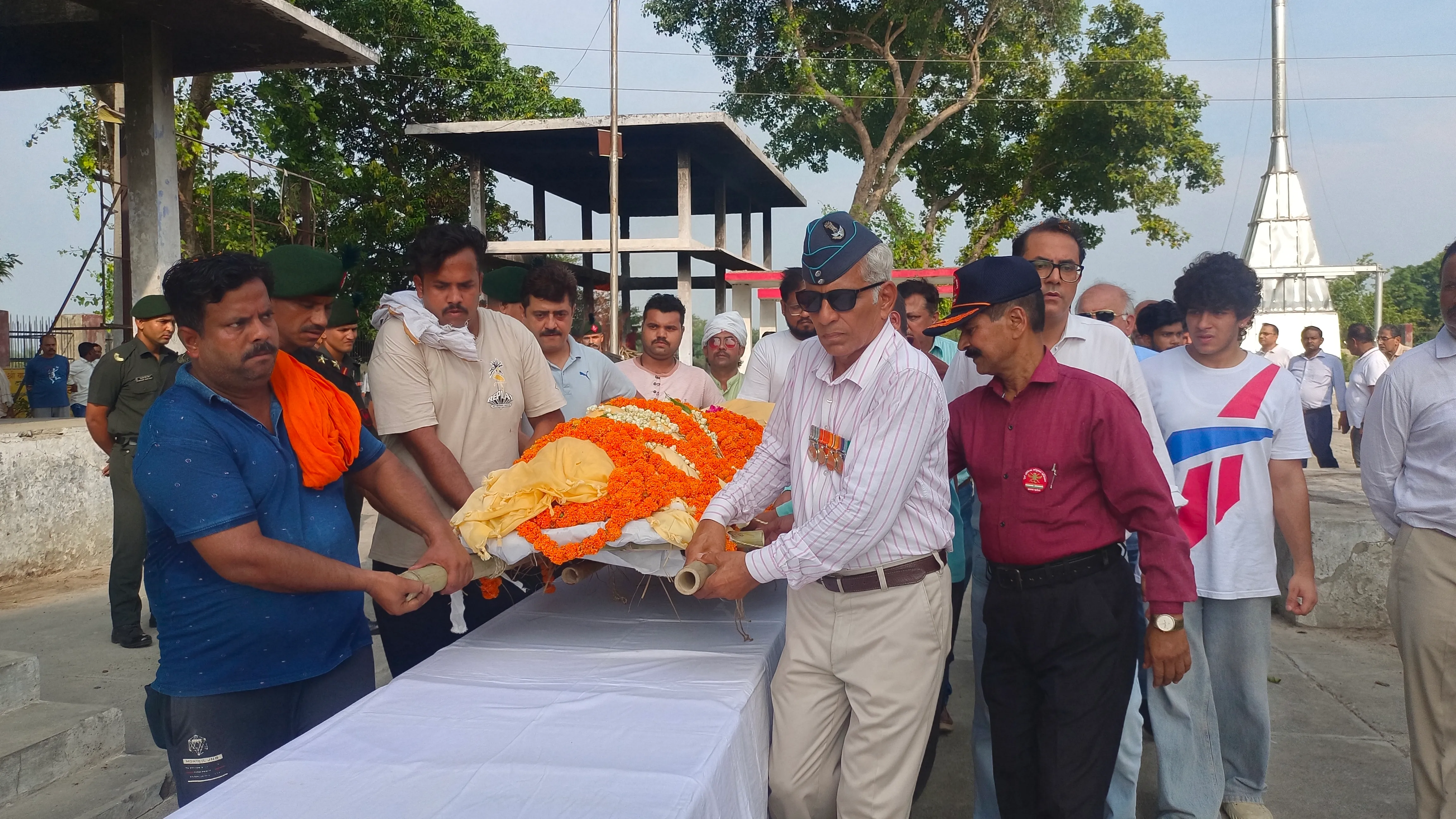 सैन्य सम्मान के लिए कर्नल केके चौधरी का पार्थिव शरीर को रखते पूर्व सैनिक  व स्वजन