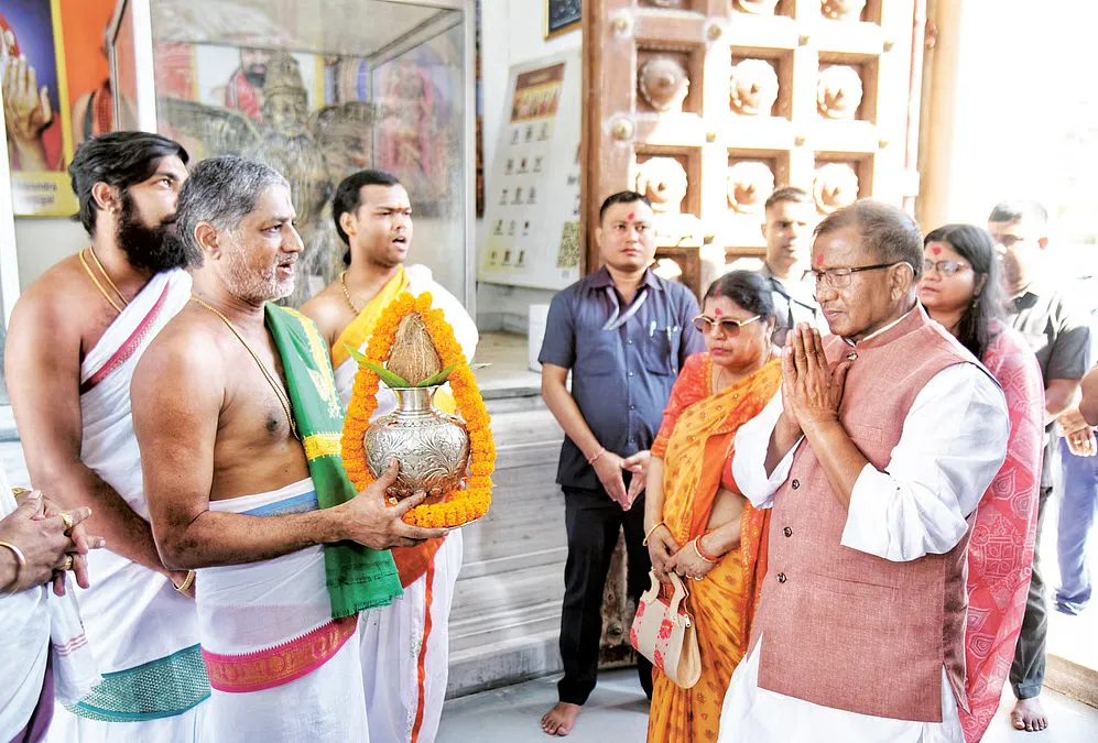 Ambubachi Mela 2025 : कामाख्या मंदिर में भक्तों का सैलाब, जानिए — क्यों पहुंचे राज्यपाल लक्ष्मण प्रसाद आचार्य? | यंग भारत न्यूज