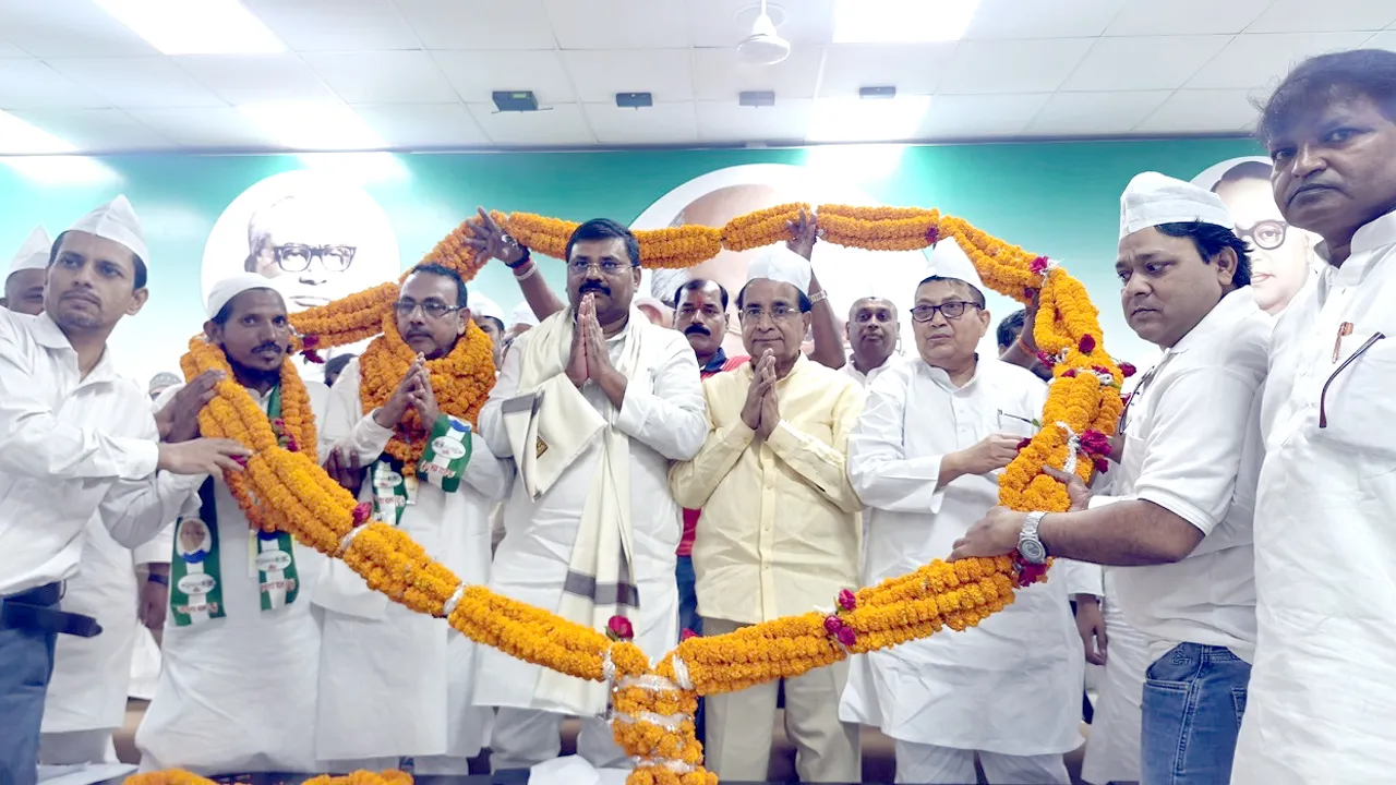 बिहार चुनाव 2025 : JDU का मास्टरस्ट्रोक! मुस्लिम बहुल दल के विलय से बदलेगा सियासी समीकरण? | यंग भारत न्यूज