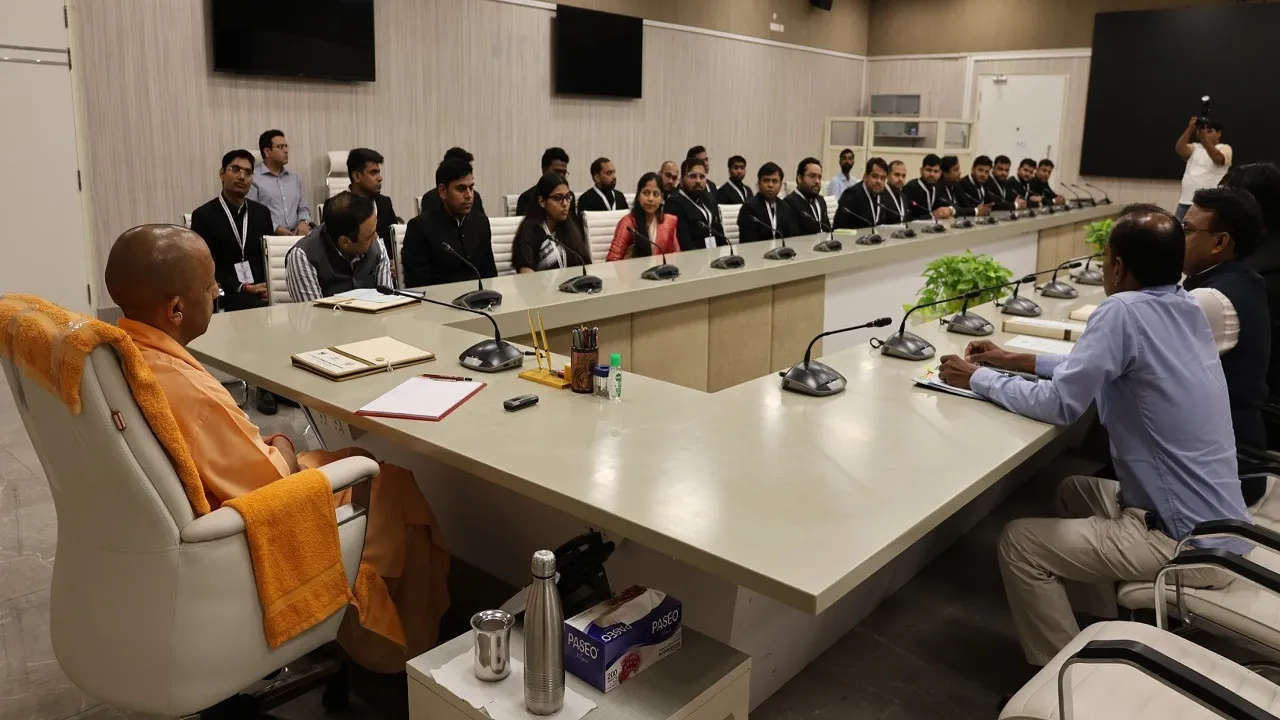 PCS trainee officers met the Chief Minister