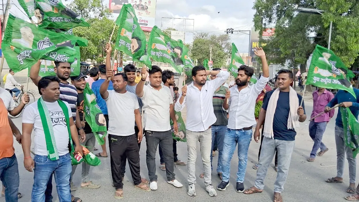 बिहार में बवाल! चुनाव आयोग पर क्यों बरपा विपक्ष का गुस्सा, सड़कों से रेलवे ट्रैक तक 'भारत बंद' की देखें तस्वीरें... | यंग भारत न्यूज