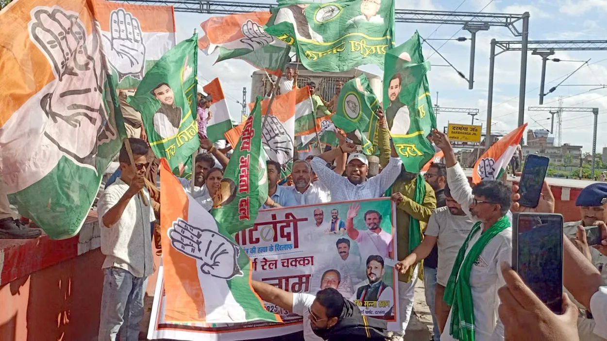 बिहार में बवाल! चुनाव आयोग पर क्यों बरपा विपक्ष का गुस्सा, सड़कों से रेलवे ट्रैक तक 'भारत बंद' की देखें तस्वीरें... | यंग भारत न्यूज