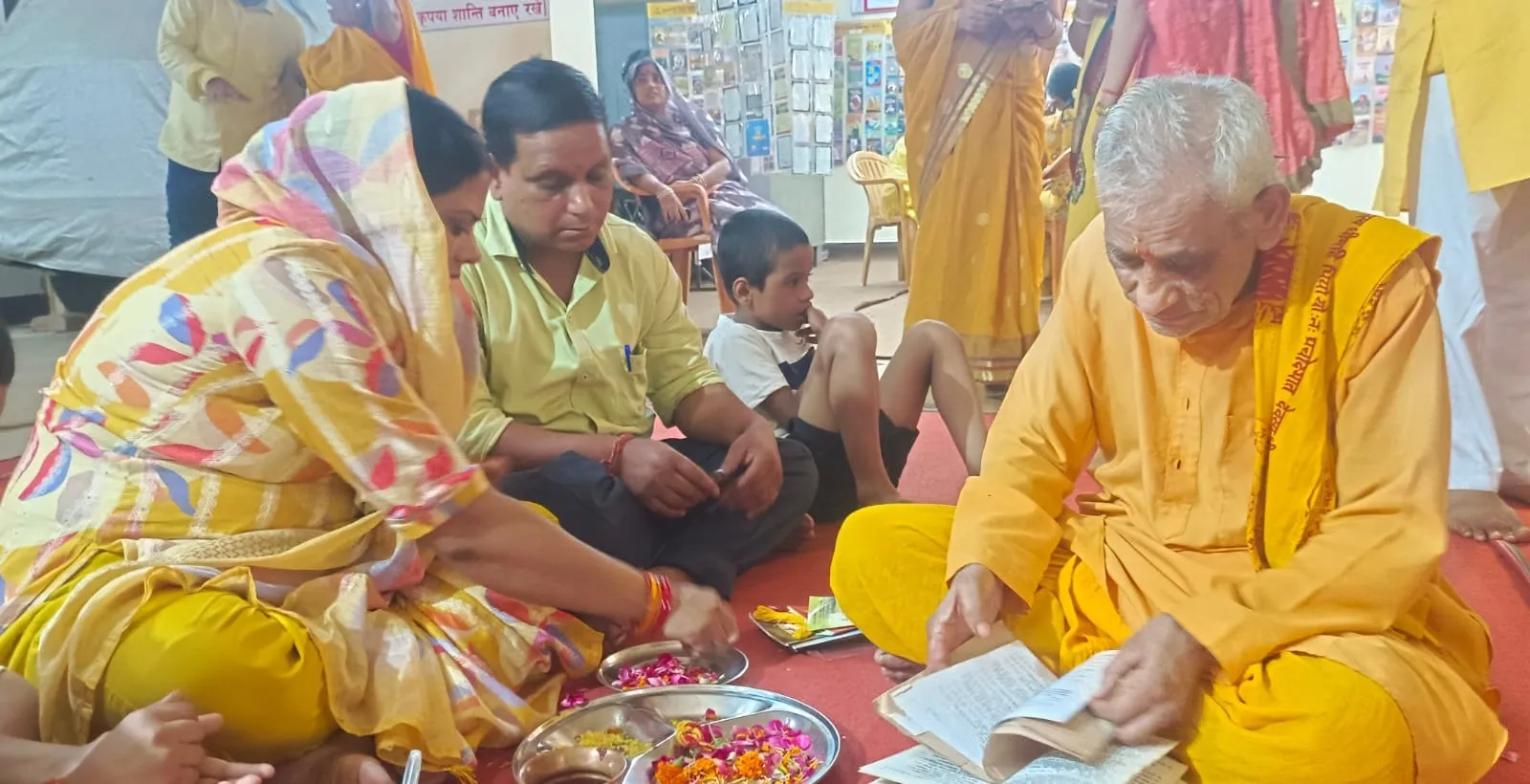 गायत्री शक्तिपीठ में दीक्षा संस्कार संपन्न कराते परिव्राजक बादशाह शर्मा