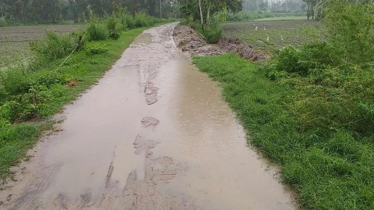 गावों में जाने बाले मार्ग पर पानी भरा रहता है