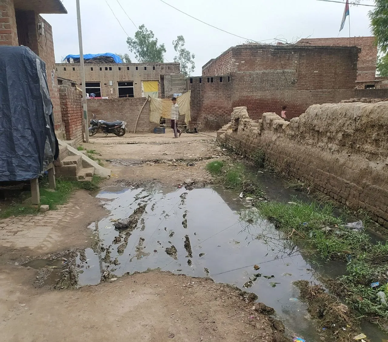 खड़ंजे उखड़ गया नाली  टूट गई