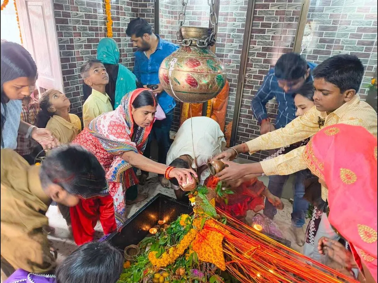 आज पवित्र श्रावण मास का पहला दिन, देशभर के शिवालयों में गूंजा हर हर महादेव | यंग भारत न्यूज