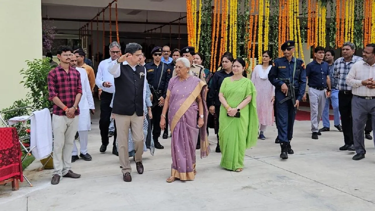 The Governor inspected the building