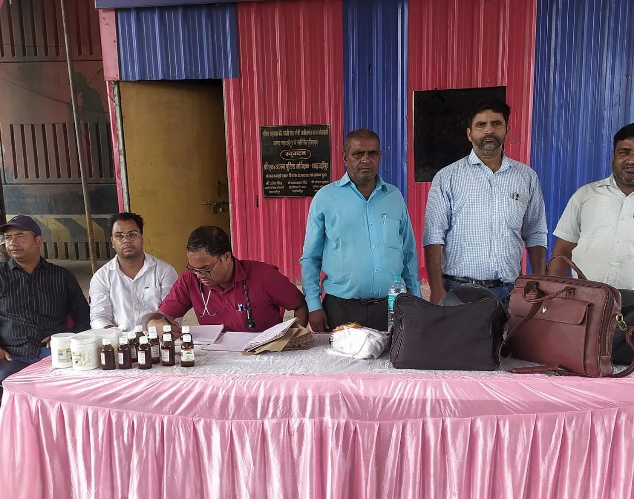 आयुर्वेदिक चिकित्सा में डॉ. विवेक अस्थाना एवं सहायक नहाने लाल