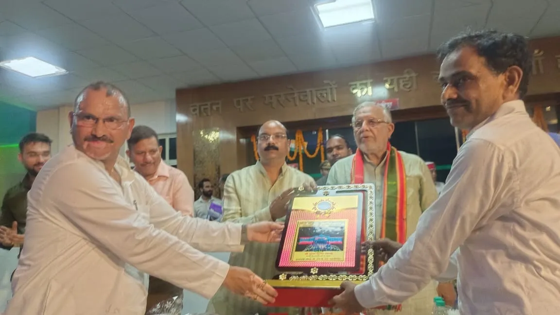 शहीद संग्रहालय में म्यूजिकल फाउंटेन व ओपन थियेटर के शुभारंभ के दौरान वित्तमंत्री को स्मृति चिहन भेंट करते आयोजक