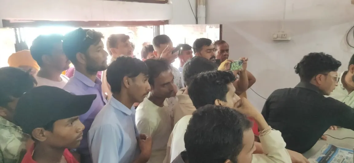 अल्हागंज डाकघर में हंगामा करते लोग व तमाशबीन लोग