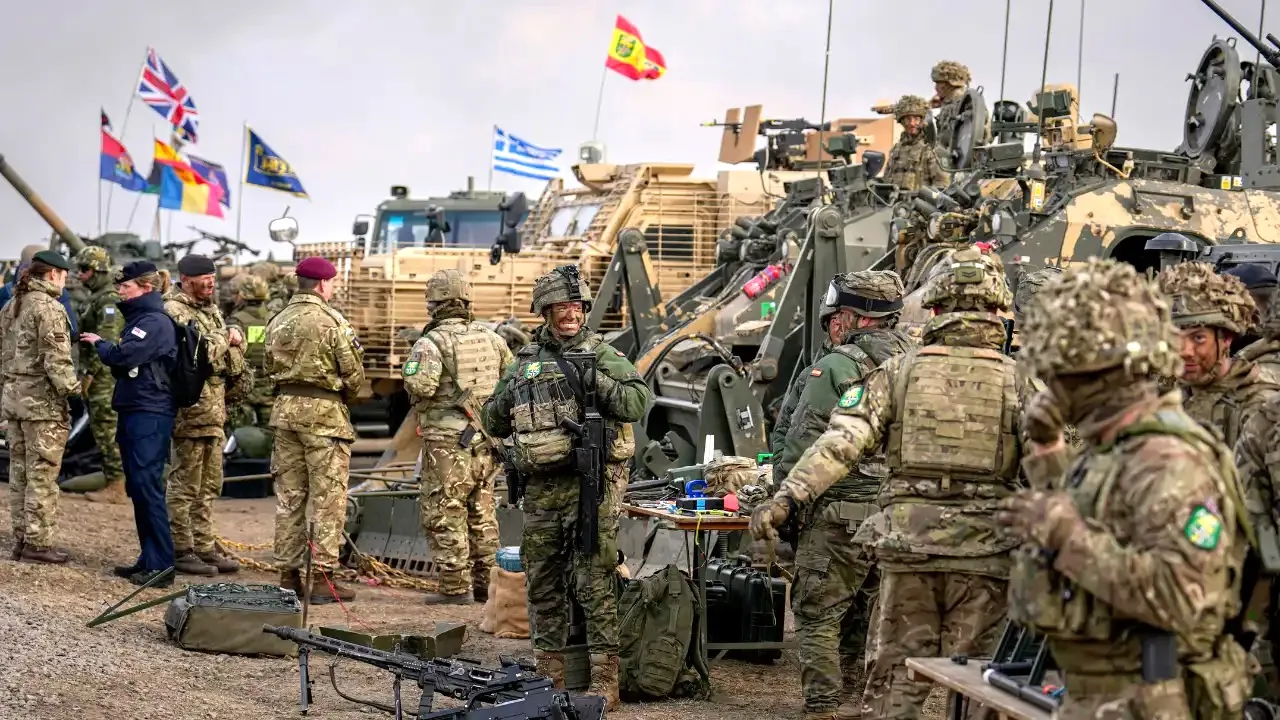 Russia से तेल पर NATO की दो टूक : India-China को दी इशारों में धमकी, आखिर कौन है NATO? | यंग भारत न्यूज