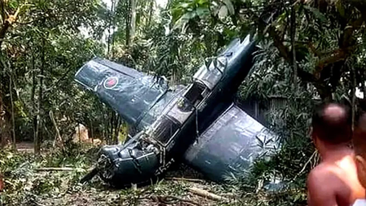 Bangladesh Airforce Jet Crash 2025 : स्कूल पर मौत का साया, एक मासूम की जान गई! | यंग भारत न्यूज
