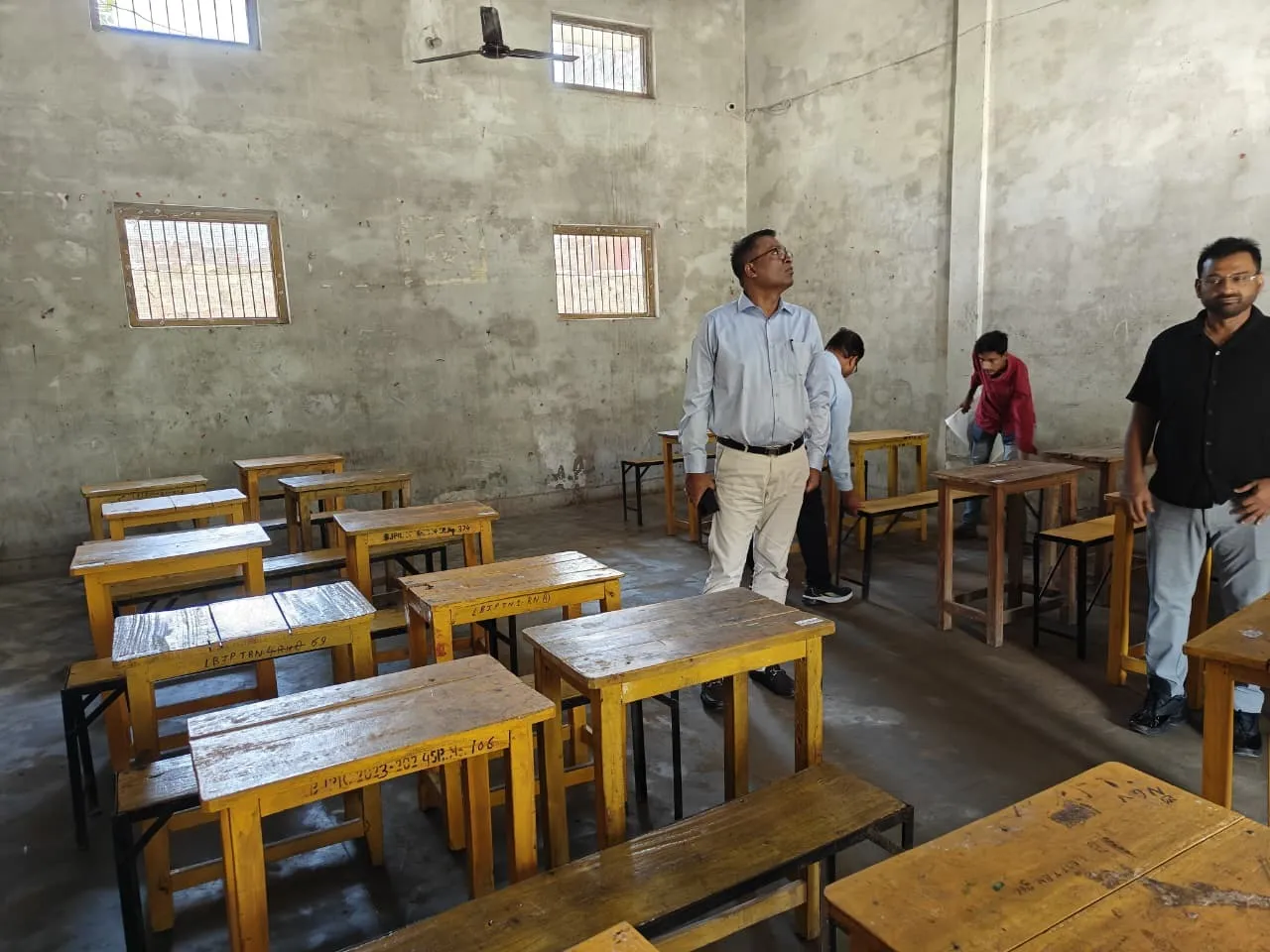 जिलाधिकारी ने किया परीक्षा केंद्रों का निरीक्षण