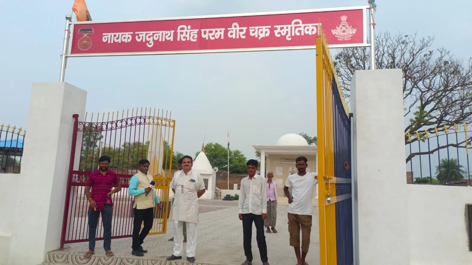 राजपूत रेजीमेंट की ओर से परमवीर चक्र नायक जदुनाथ सिंह की स्मृति में खजुरी गांव में निर्मित स्मारक