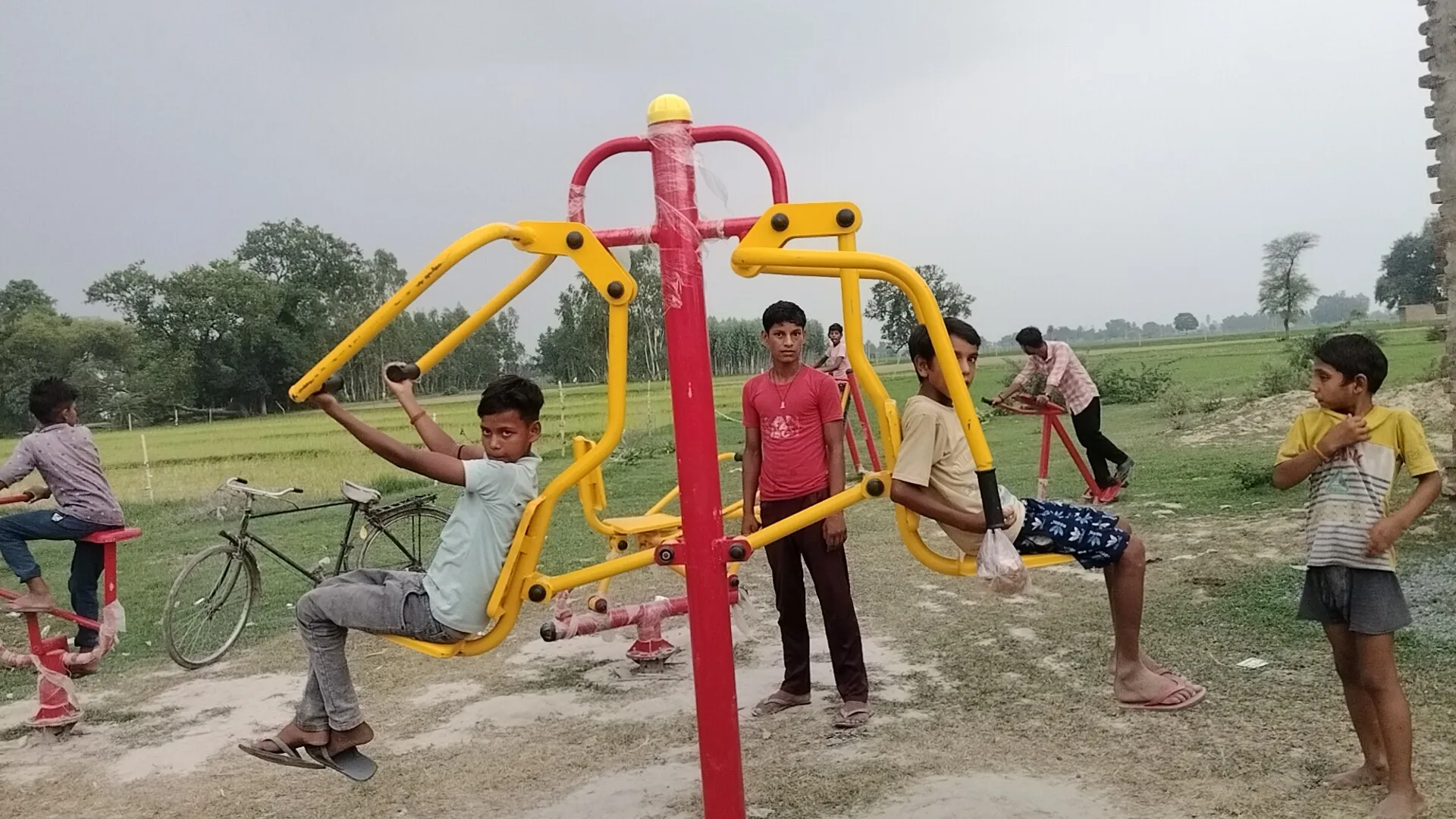 खजुरी गांव के बाहर लगा ओपन जिम