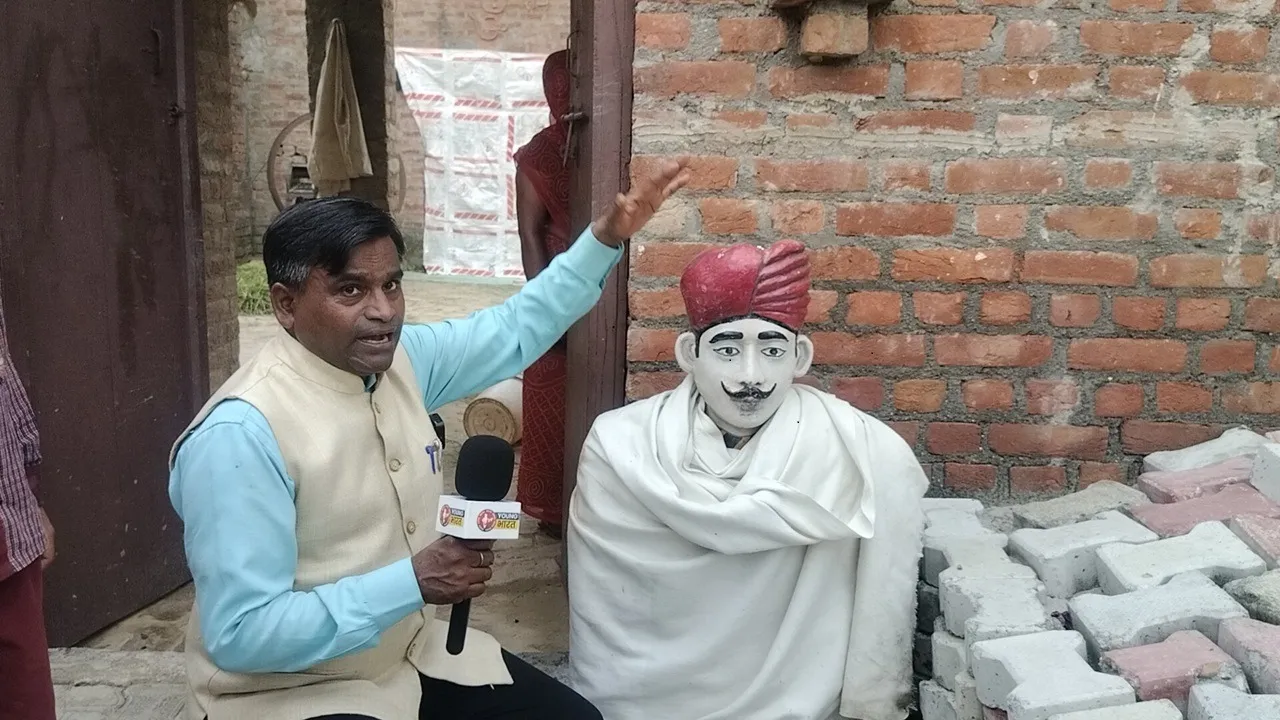 परमवीर चक्र नायक जदुनाथ सिंह के गांव में जमीन पर खुले आसमान के नीचे रखी उनकी प्रतिमा