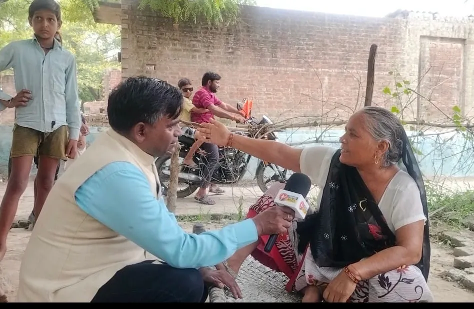 परमवीर चक्र नायक जदुनाथ सिंह की प्रतिमा को खुले आसमान के नीचे जमीन पर रखवाए जाने पर रोष जताती गुन्ना देवी