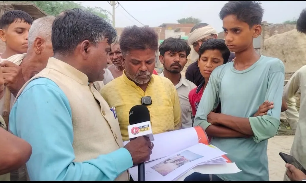 मनरेगा में रबी की सीजन के फोटो से 18 जुलाई के काम की हाजिरी दर्शाए जाने पर निरुत्तर ग्राम प्रधान पीली कुर्ते में