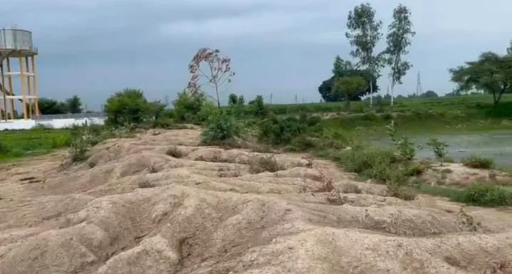 बदहाल अमृत सरोवर का दृश्य