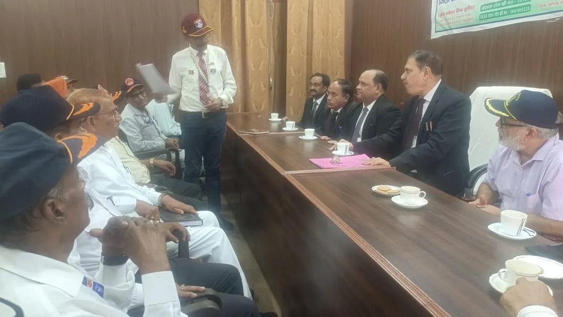 लीगल एड क्लीनिक के शुभारंभ पर विधिक समस्याओं की जानकारी देते पूर्व सैनिक