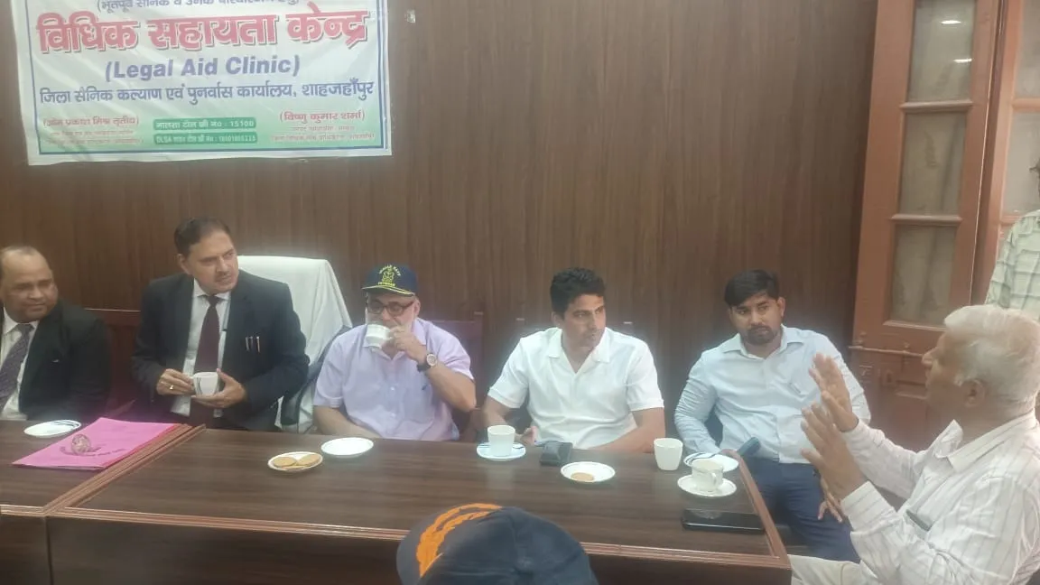जनपद न्यायाधीश से राष्ट्रीय पर्वों पर बलिदानियों की प्रतिमा पर माल्यार्पण के लिए सैनिक कल्याण कार्यालय में आने का आग्रह करते ग्रुप कैप्टन प्रमोद कुमार गुप्ता