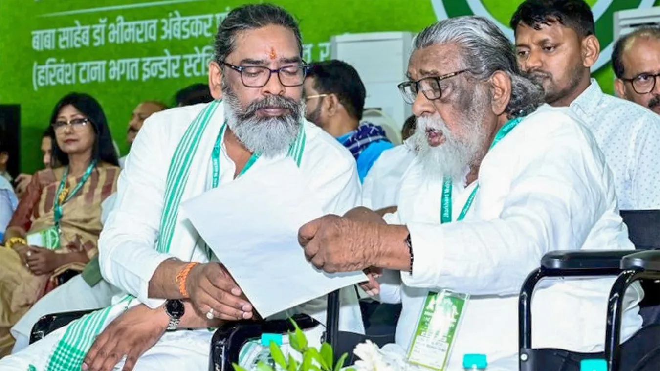 पिता की हत्या ने बदली दिशा : झारखंड के 'गुरुजी' शिबू सोरेन की अनसुनी कहानी | यंग भारत न्यूज