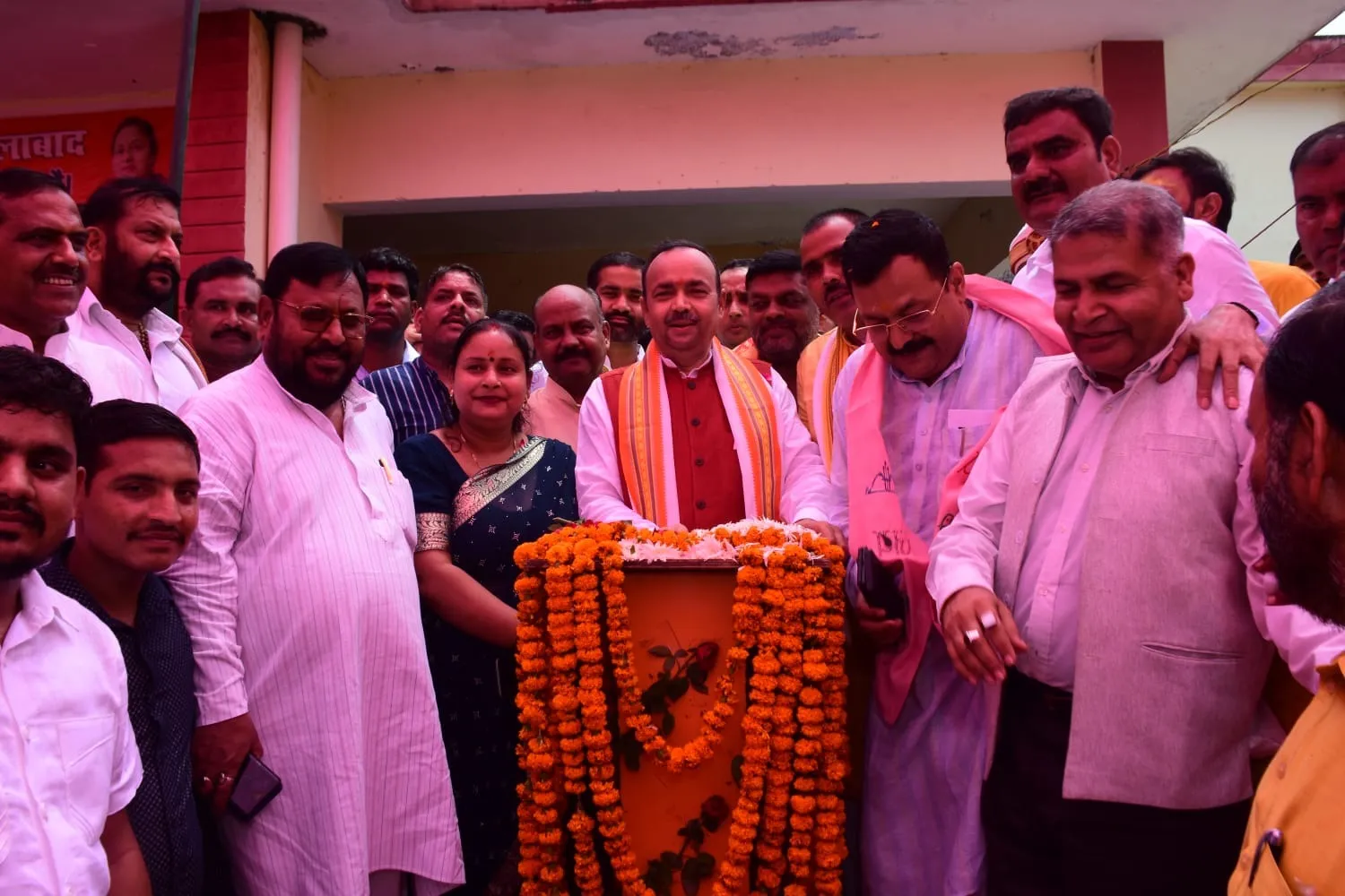 जलालाबाद ब्लाक परिसर में आयोजित लोकार्पण समारोह को संबोधित करते सहकारिता मंत्री जेपीएस राठौर, साथ ही डीसीबी अध्यक्ष डीपीएस राठौर व ब्लाक प्रमुख लता सिंह