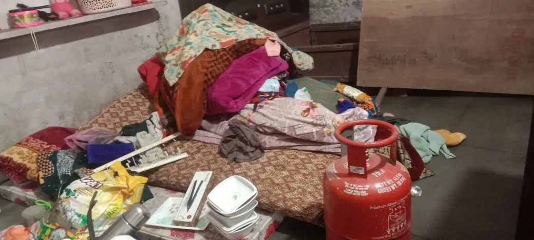 तिलहर में कमरे का ताला तोड़कर चोरी, जेवर व एक लाख रुपये गायब