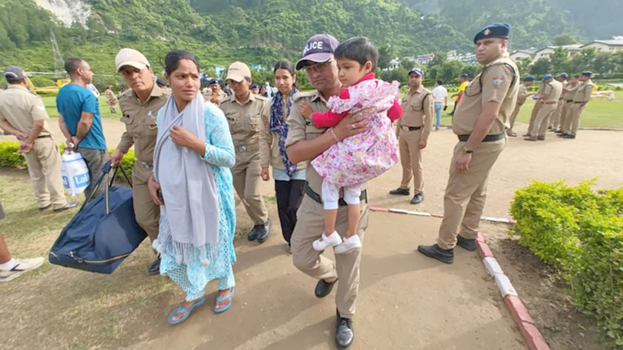 Uttarkashi Cloudburst 2025 : CM धामी की देखरेख में राहत बचाव कार्य तेज, जानें - अब तक कैसे बची 657 जानें? | यंग भारत न्यूज