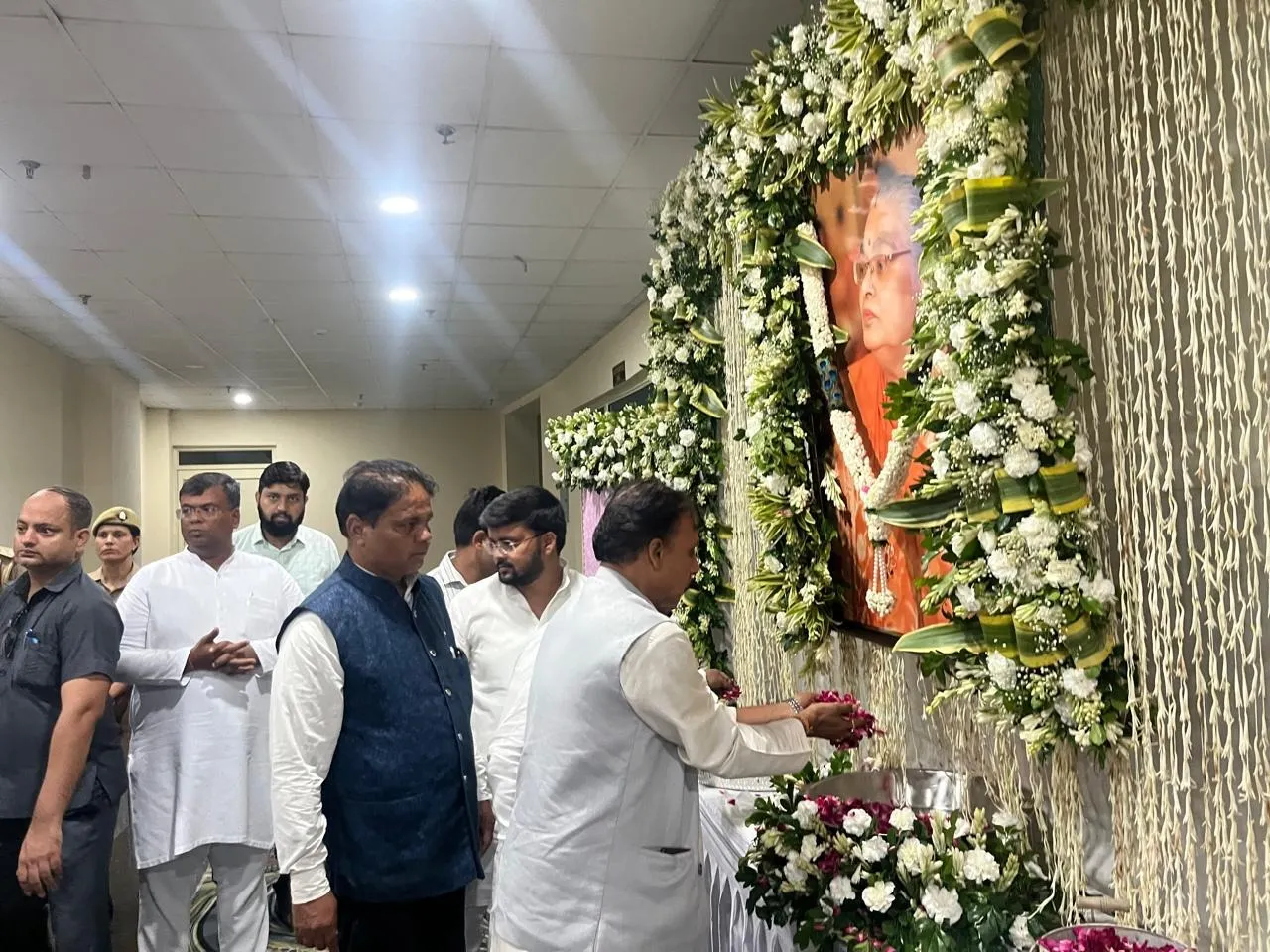 अटल सभागार में आयोजित श्रद्धांजलि सभा में सरला को पुष्प अर्पित करते लोग