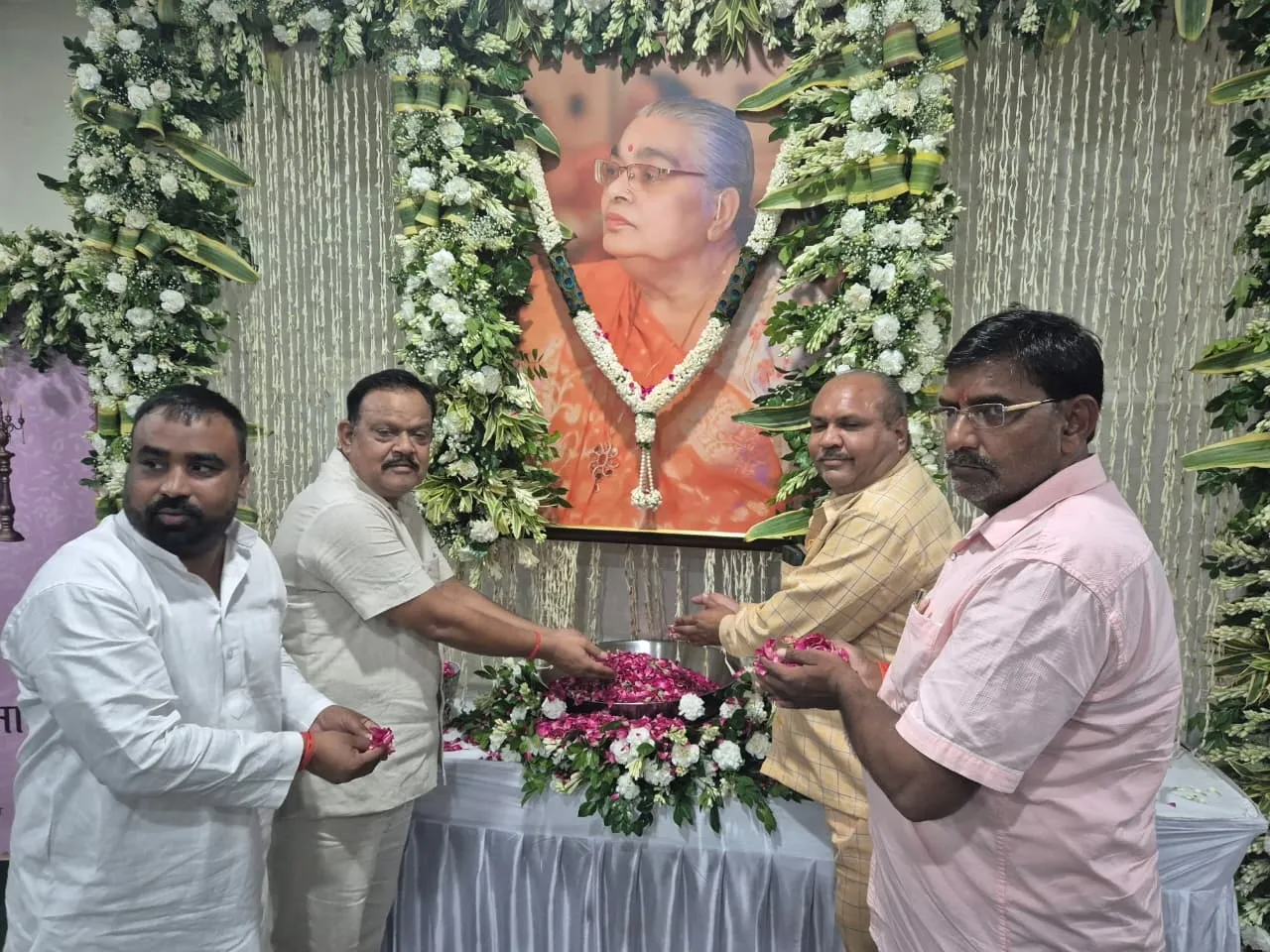 सरला खन्ना को श्रद्धांजलि देते आनंद मिश्र
