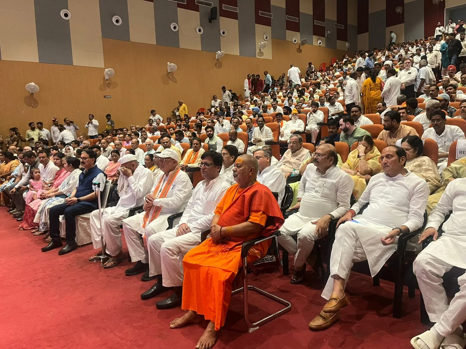 अटल सभागार में आयोजित श्रद्धांजलि सभा में सबसे आगे बैठे वित्तमंत्री सुरेश खन्ना, कमलेश खन्ना व लोग