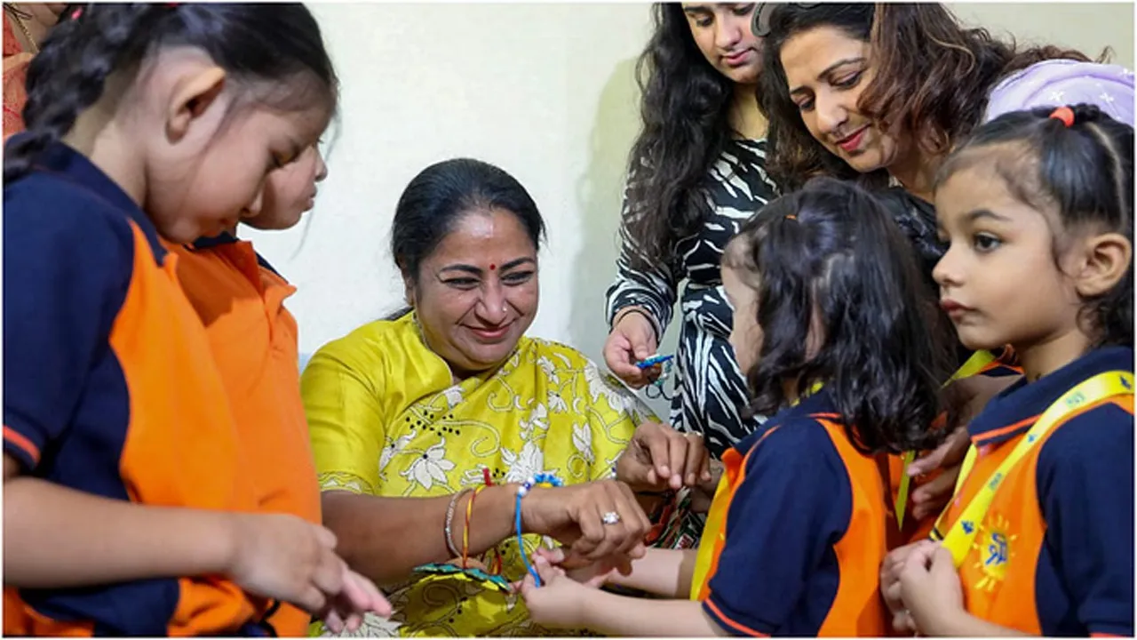 भाई-बहन का प्यार — देश-विदेश में छाया रक्षाबंधन त्यौहार : जानें नेताओं ने कैसे मनाया यह खास पर्व? | यंग भारत न्यूज