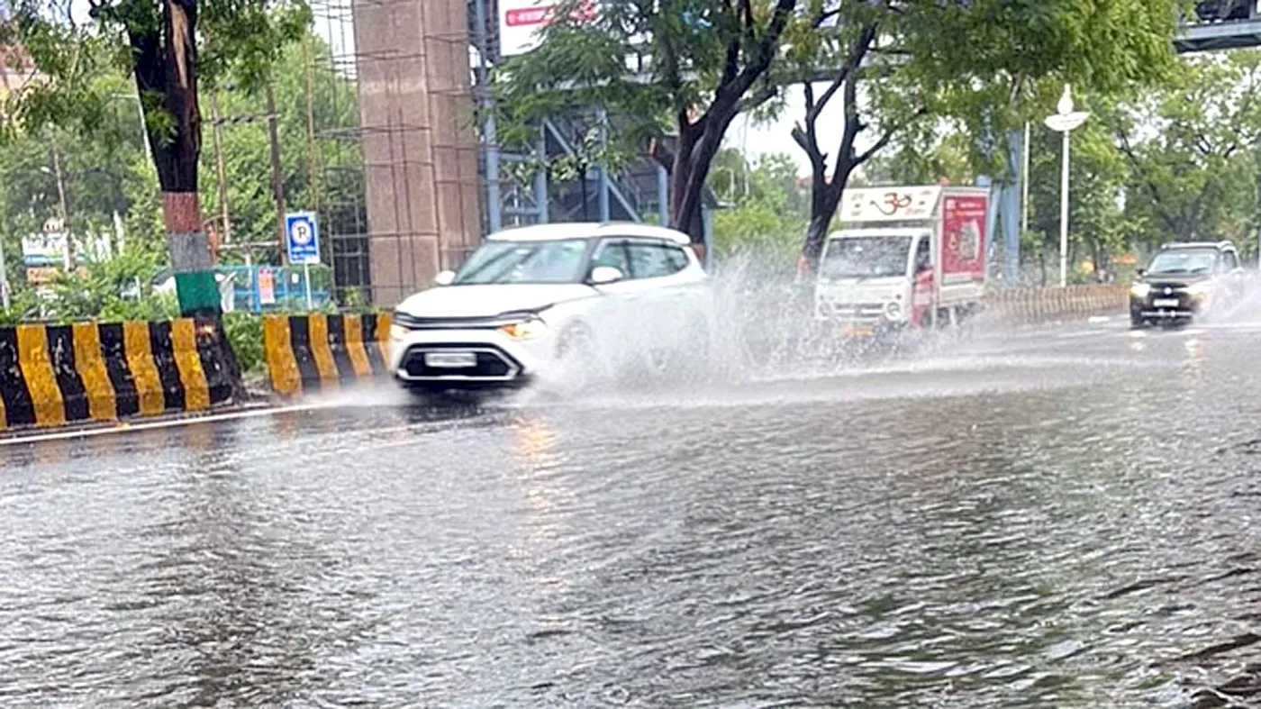 बारिश ने खोली सरकारी दावों की पोल, दिल्ली-NCR में सड़कों पर जलसैलाब | यंग भारत न्यूज