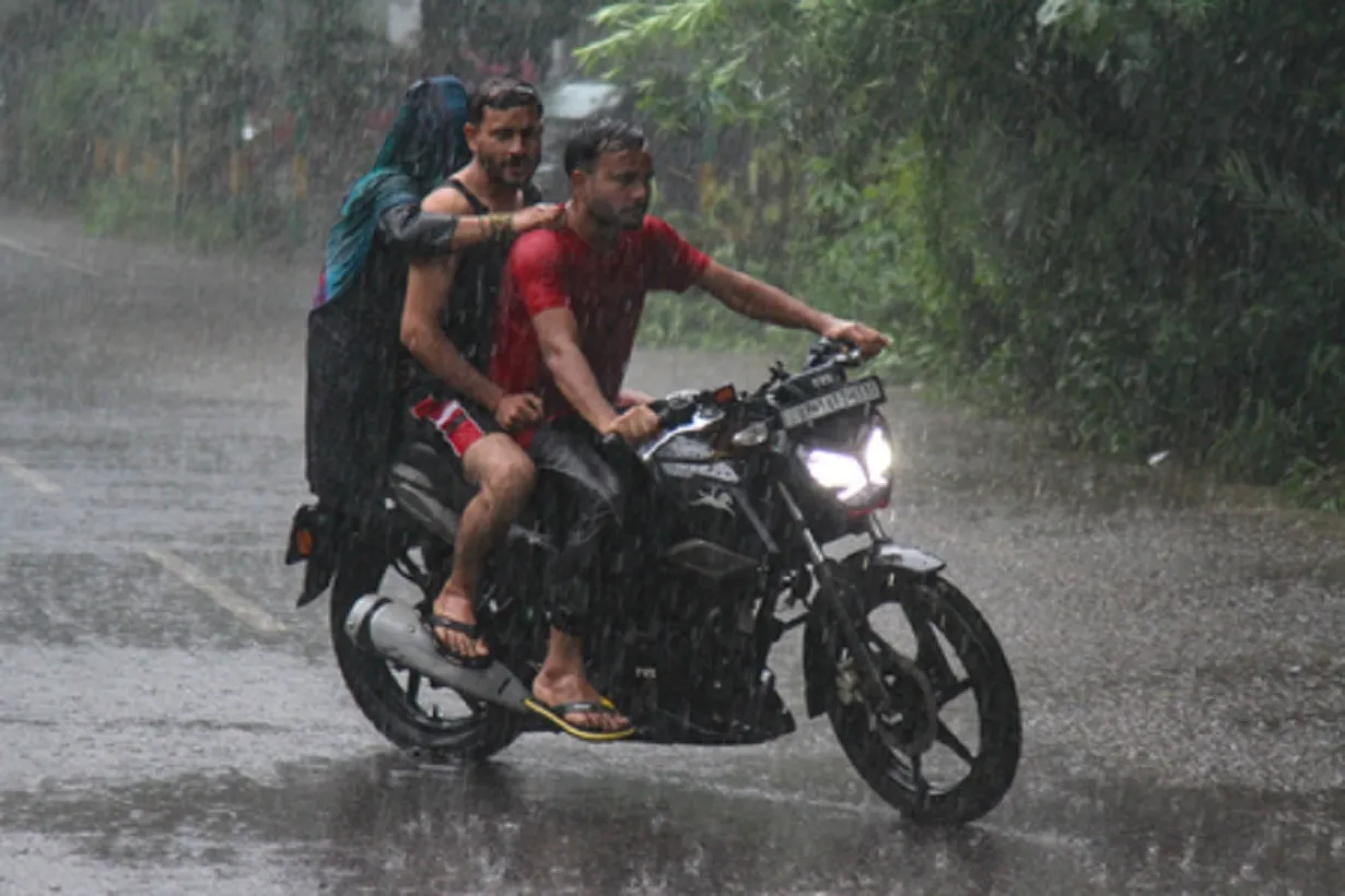 Heavy rain in delhi
