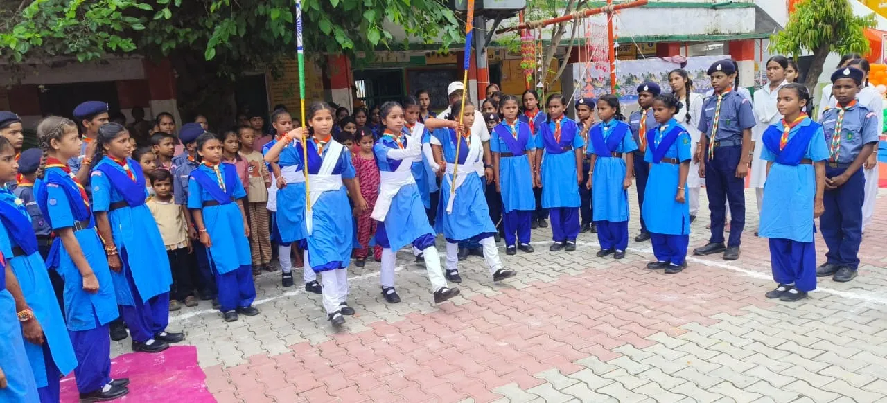 शाहजहांपुर में स्काउट गाइड के जनक पंडित श्रीराम वाजपेयी की जयंती पर कार्यक्रम प्रस्तुत करती गाइड छात्राएं