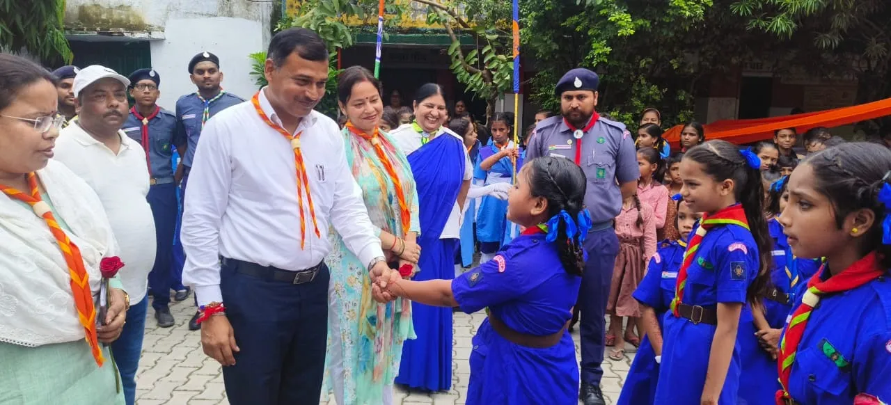 शाहजहांपुर में स्काउट गाइड के जनक पंडित श्रीराम वाजपेयी की जयंती पर  गाइड छात्राओं से बायां हाथ मिलाते नगर आयुक्त विपिन कुमार मिश्रा