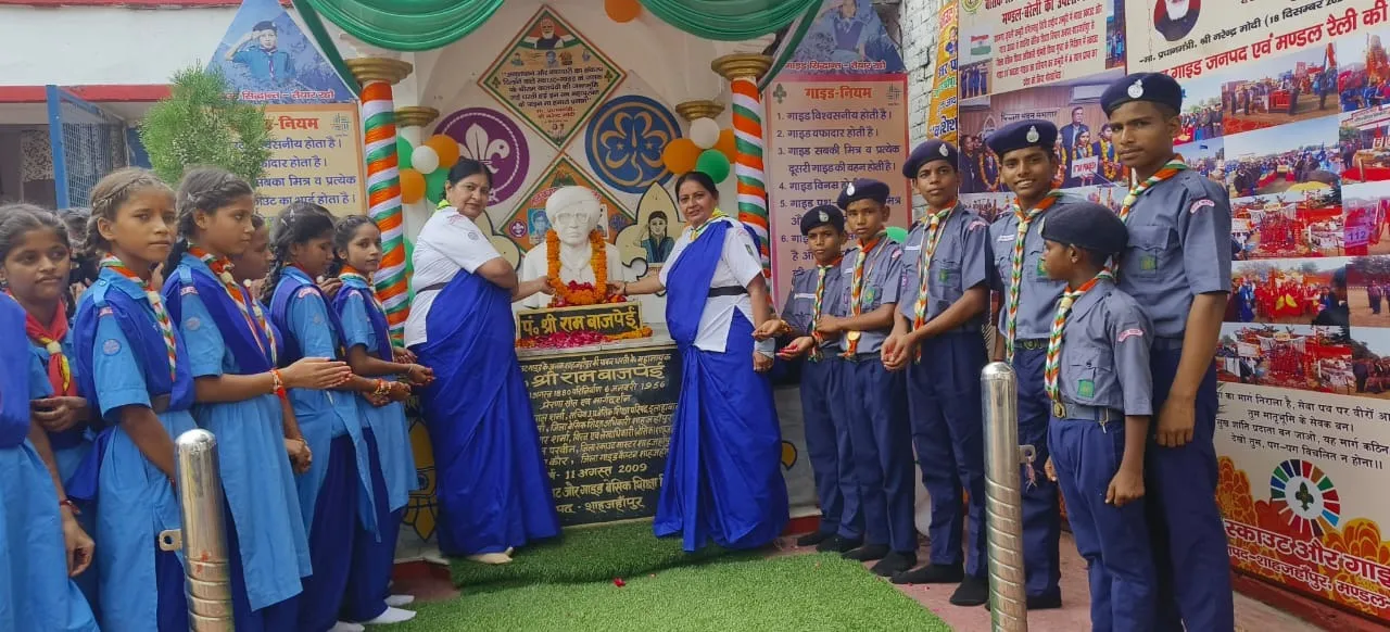 शाहजहांपुर में स्काउट गाइड के जनक पंडित श्रीराम वाजपेयी की जयंती प्रतिमा को नमन करती गाइड छात्राएं व जिला कैप्टन व जिला स्काउट मास्टर