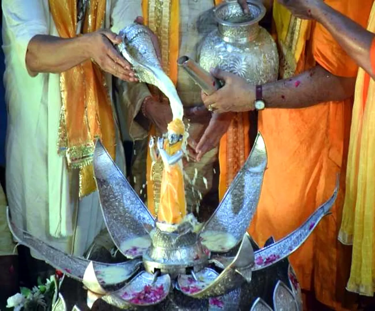 Janmashtami 2025 : आज जन्मेंगे नंदलाल! घर पर ऐसे करें पूजन - जानें आरती-मंत्र | यंग भारत न्यूज