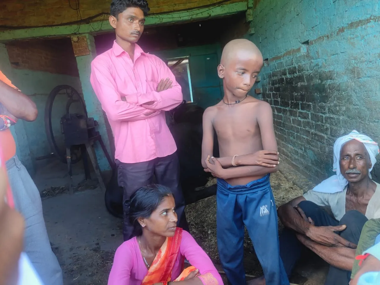 अर्धनग्न हर्षल व पास बैठे बाबा खेमकरन