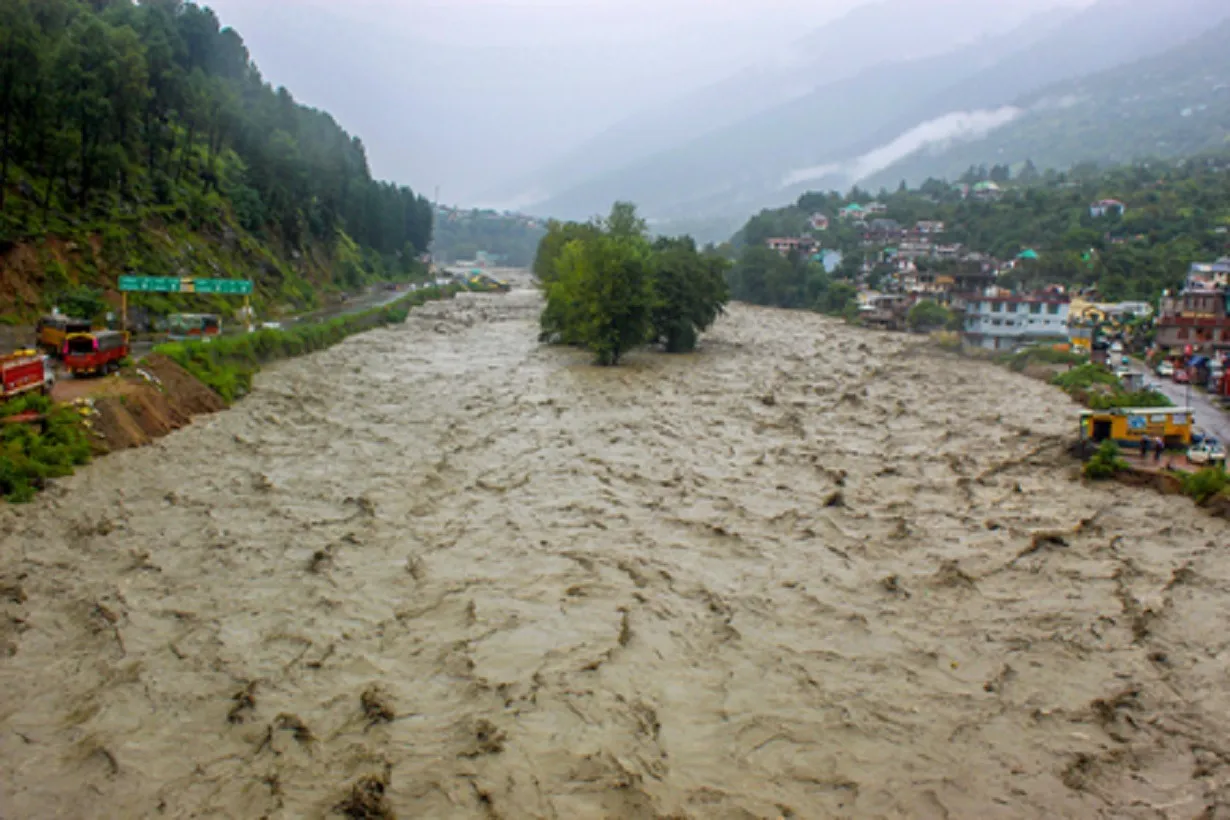 flood in himachal