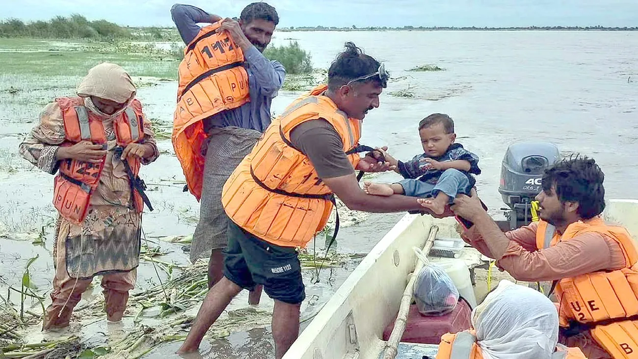 पाकिस्तान में भीषण बाढ़ — क्या सच में भारत है गुनहगार? 8 तस्वीरों में देखें तबाही का मंजर | यंग भारत न्यूज