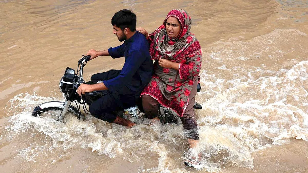पाकिस्तान में भीषण बाढ़ — क्या सच में भारत है गुनहगार? 8 तस्वीरों में देखें तबाही का मंजर | यंग भारत न्यूज