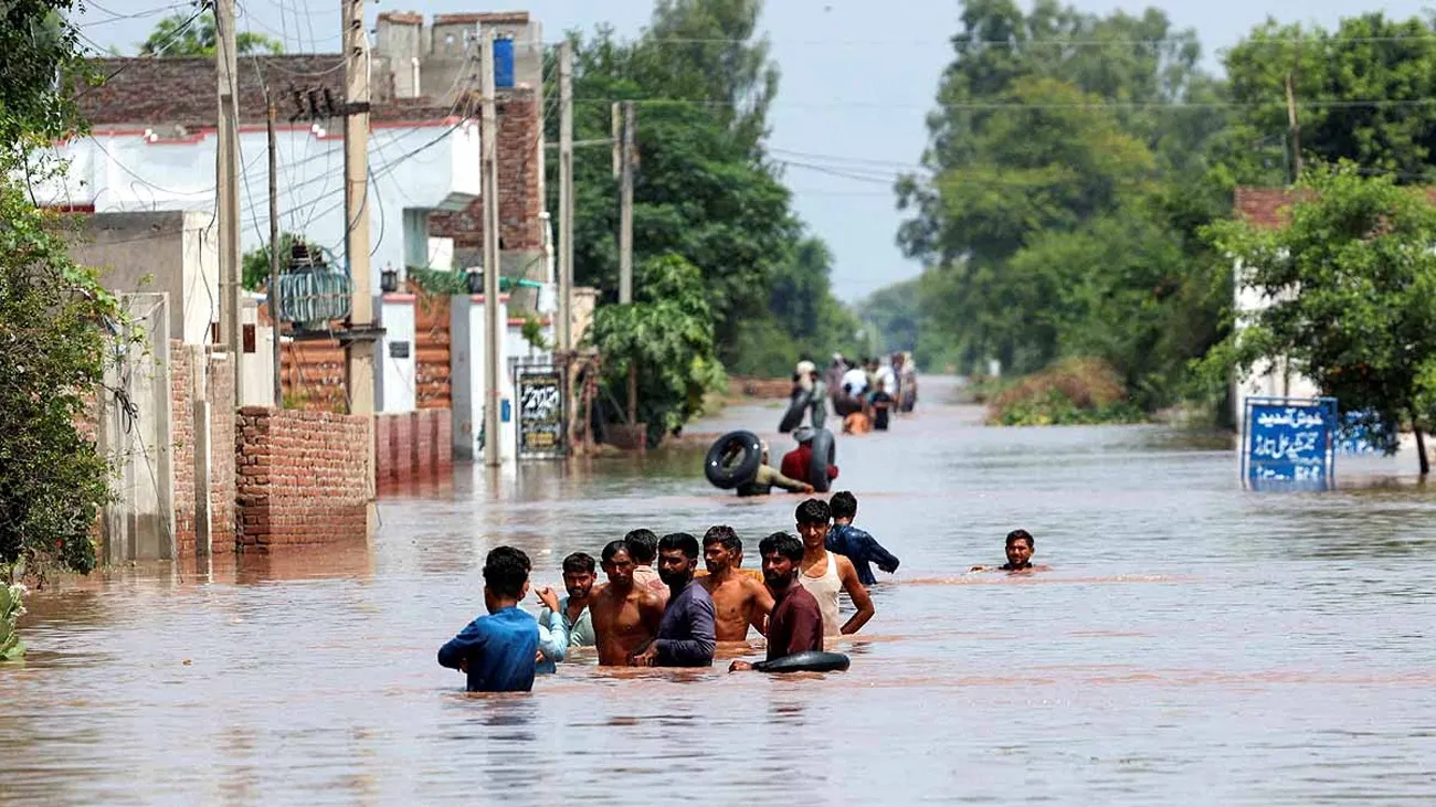 पाकिस्तान में भीषण बाढ़ — क्या सच में भारत है गुनहगार? 8 तस्वीरों में देखें तबाही का मंजर | यंग भारत न्यूज